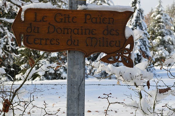 panneau du gîte taillé à la main dans le bois