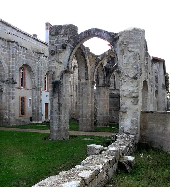 Abbaye de Montpeyroux-Domaine des Terres du milieu-gite-nature-detente-location-vacances-sejours-auvergne-puy-de-dome