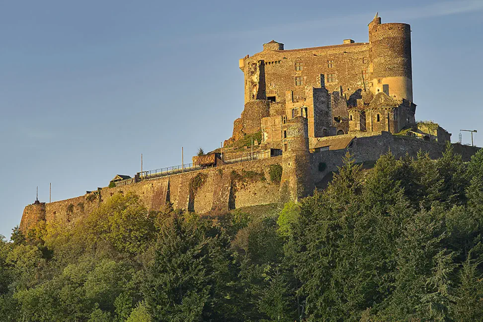 Château de Murol-Domaine des Terres du milieu-gite-nature-detente-location-vacances-sejours-auvergne-puy-de-dome