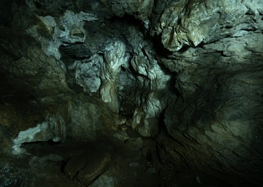 La grotte des fées-Domaine des Terres du milieu-gite-nature-detente-location-vacances-sejours-auvergne-puy-de-dome