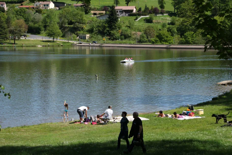 Plan d'eau des Prades-Domaine des Terres du milieu-gite-nature-detente-location-vacances-sejours-auvergne-puy-de-dome