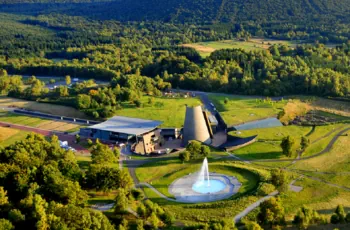 Vulcania-detente-location-vacances-sejours-Le-refuge-des-vaures-auvergne-puy-de-dome.webp